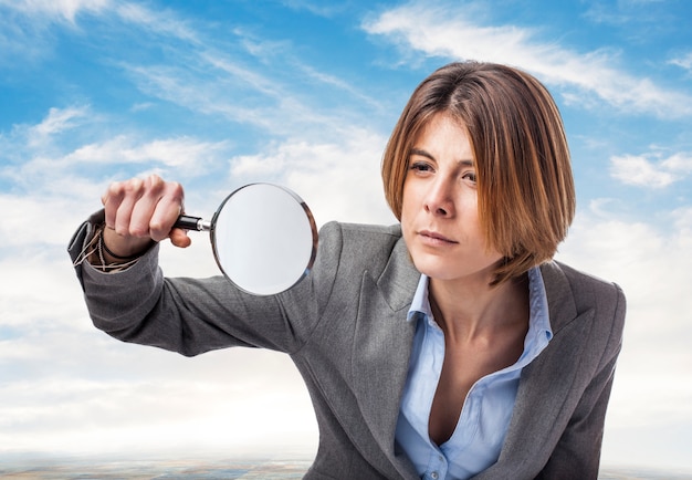 Foto gratuita camicia esterna espressiva di ingrandimento osservazione