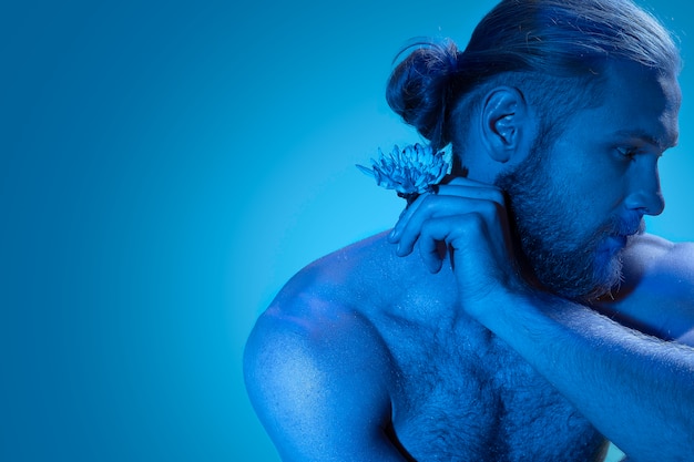 Foto gratuita uomo a torso nudo che mostra consapevolezza per il cancro alla prostata