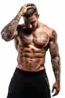 Foto gratuita uomo tatuato muscolare senza camicia isolato su priorità bassa bianca.