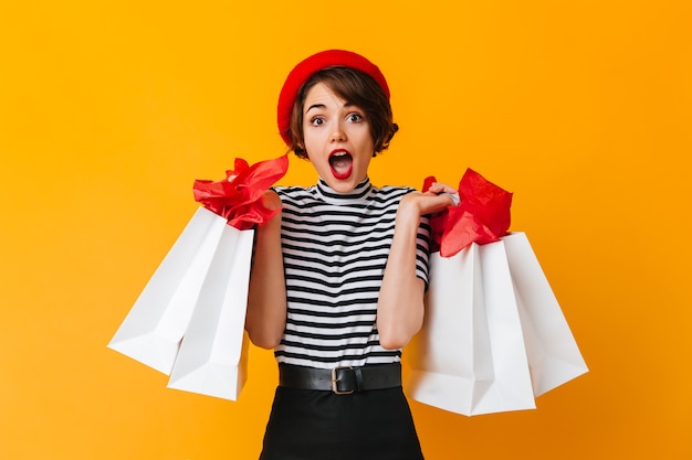 Free photo shocked attractive woman posing after shopping