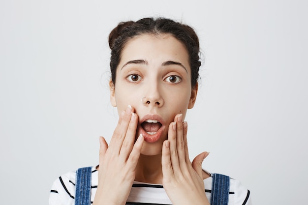 Free photo shocked concerned woman looking worried