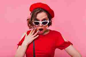 Free photo shocked curly french woman looking. emotional european lady in beret isolated.