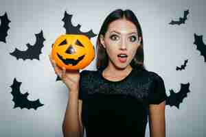 Free photo shocked girl with pumpkin