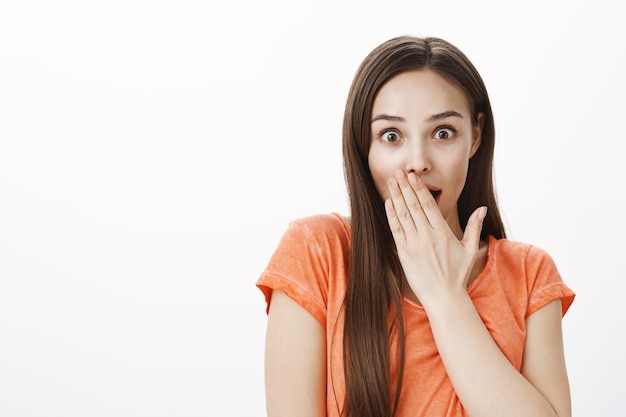 Free photo shocked and impressed girl gossiping, looking amazed or surprised