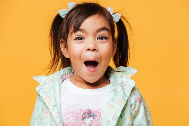 Free photo shocked little girl child standing isolated