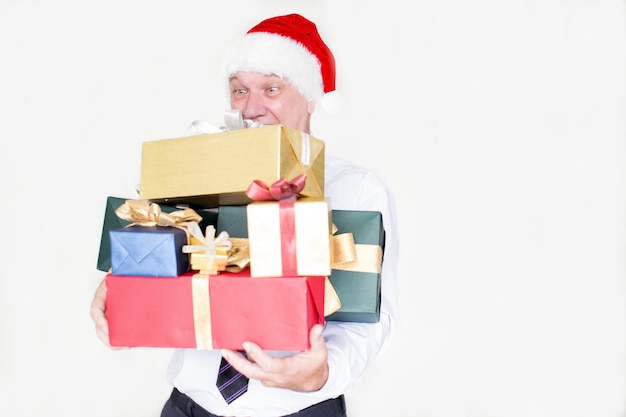 Free photo shocked mature man carrying christmas gifts