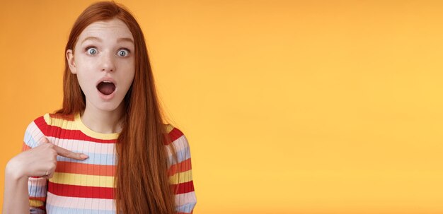ショックを受けた 愚かな 驚いた 赤毛の可愛い女の子 息を吐き を落とし 驚いて カメラをじっと見つめ 信じられない