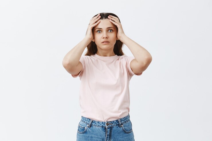 Free Photo shocked and startled young brunette posing
