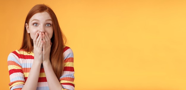 Free photo shocked surprised attractive cute redhead girl receive awesome chance smiling impressed gasping cove