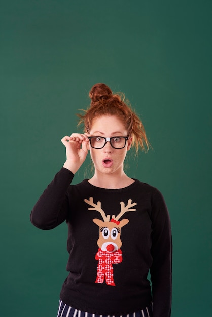 Free photo shocked woman in christmas clothes