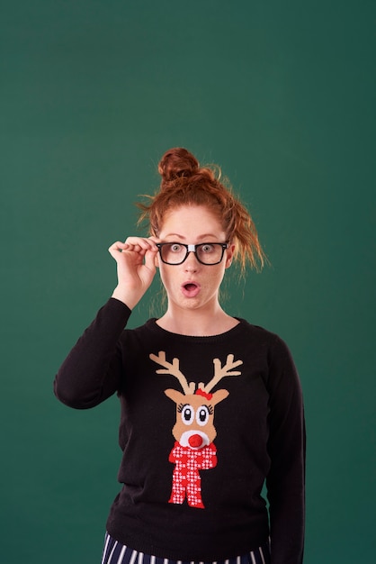 Бесплатное фото Шокированная женщина в рождественской одежде
