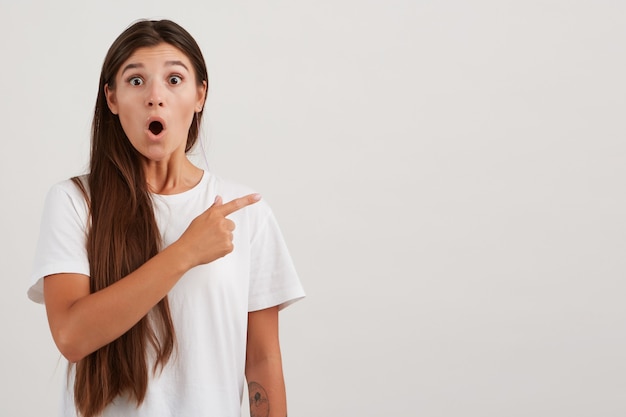 白いtシャツを着て 暗い長い髪の陽気な大人の女の子の肖像画 無料の写真 白いtシャツを着て 暗い長い髪の陽気な大人の女の子の肖像画 無料の写真
