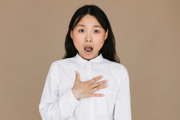 Free photo shocked woman with brown background