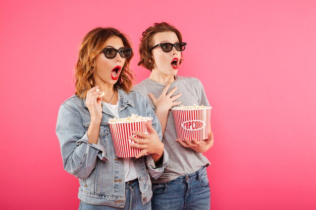 Amici scioccati delle donne che mangiano il film dell'orologio del popcorn