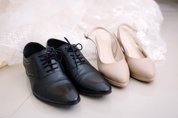 結婚式の概念のための新郎新婦の準備の靴。 Premium写真