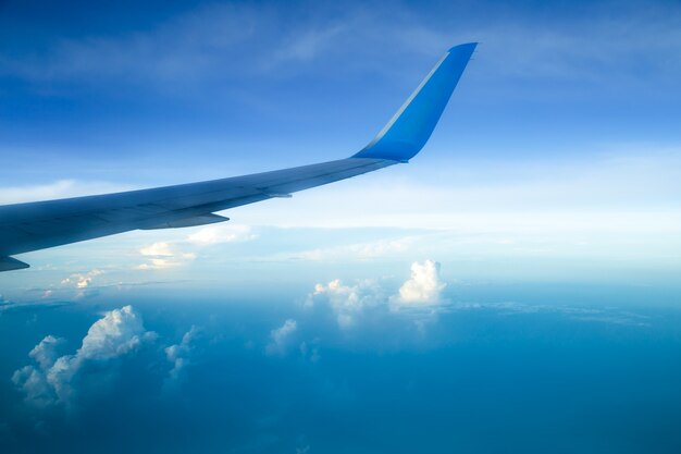 飛行機の窓から撮影