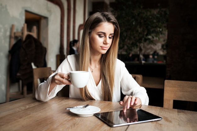 店のコーヒーコンピュータのタブレットのライフスタイル