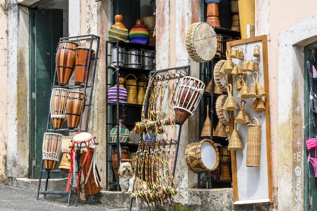 サルバドール バイーアのペロウリーニョの通りで楽器を買う