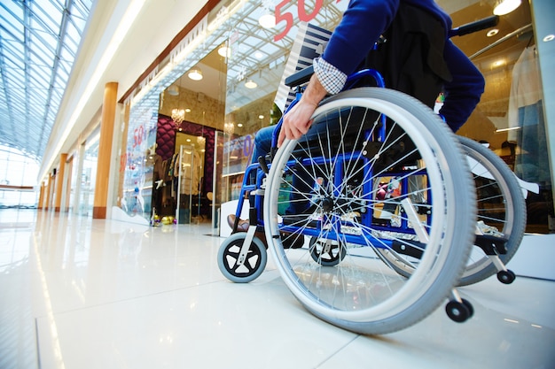 Foto gratuita shopper in sedia a rotelle