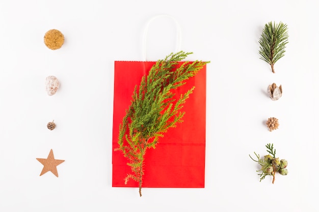 Free photo shopping bag with coniferous branch and set of ornaments