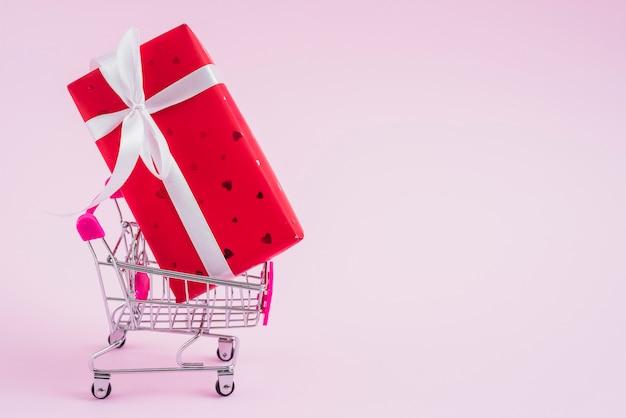 Free photo shopping cart with valentine's day gift box