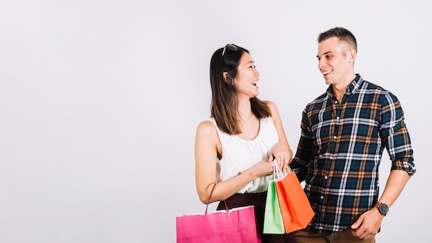 Foto gratuita concetto di shopping con coppia e spazio