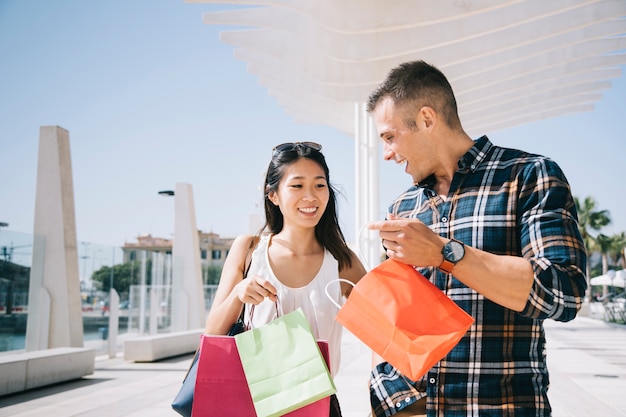 Foto gratuita concetto di shopping con coppia in estate