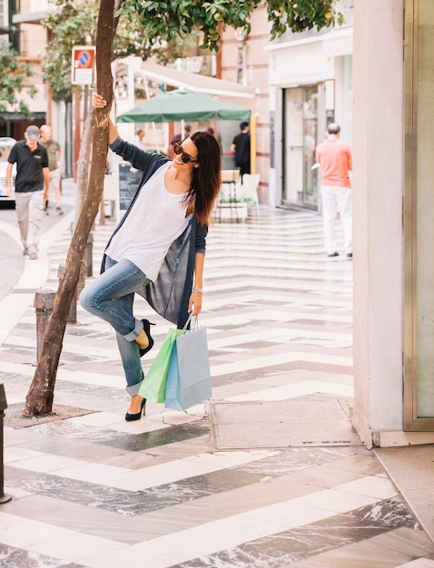 Concetto di shopping con giovane donna