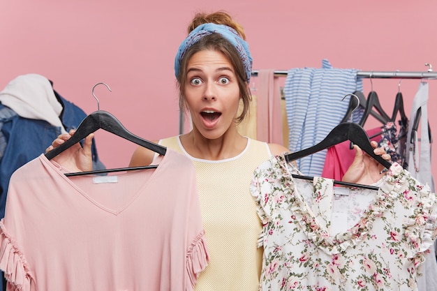 Foto gratuita concetto di shopping e consumismo. è ora di rinfrescare il guardaroba. bocca di apertura della donna graziosa emozionante felice