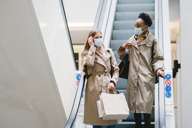 買い物の日。コロナウイルスの概念。医療用マスクの女性。