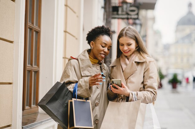 買い物の日。国際的なガールフレンド。都市の女性。