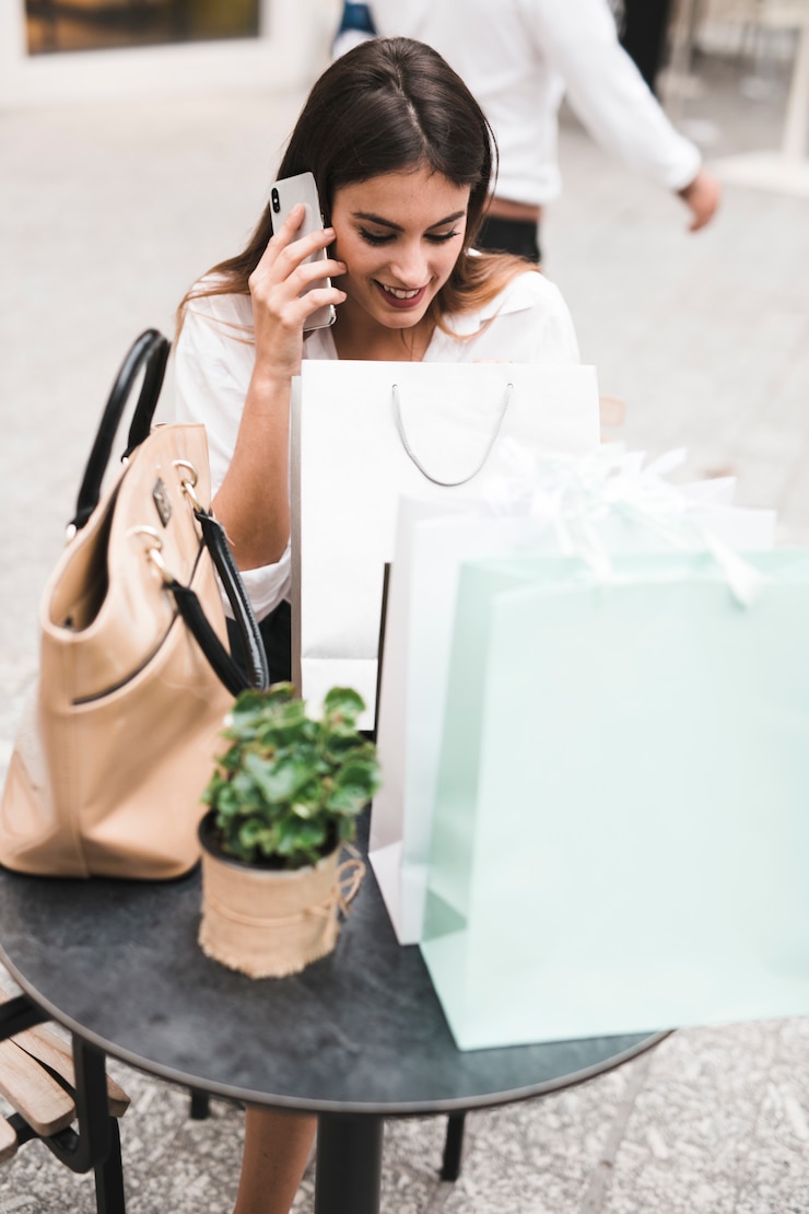 Free Photo shopping girl on phone