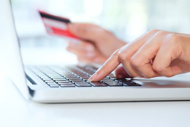 Бесплатное фото Покупки онлайн используют кредитную карту для оплаты онлайн.