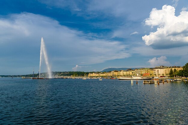 スイスの澄んだジュネーブ湖の岸 Premium写真