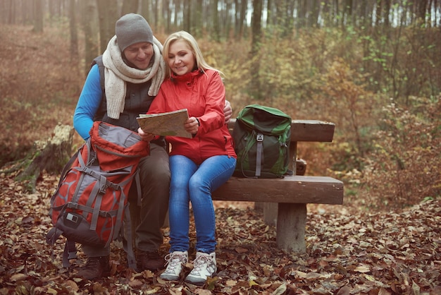 Breve pausa in panchina nel bosco