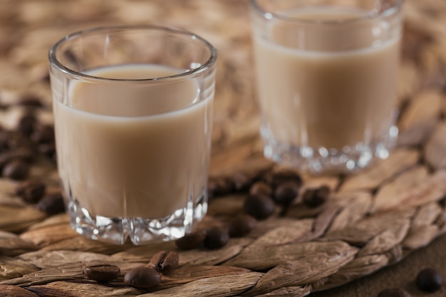 アイリッシュクリームリキュールまたはコーヒー豆入りコーヒーリキュールのショートグラス。冬の休日の装飾