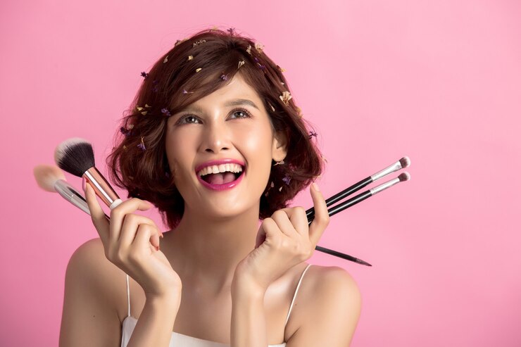 無料Photo ショートヘアアジアの若い美しい女性の化粧品パウダーブラシを適用する