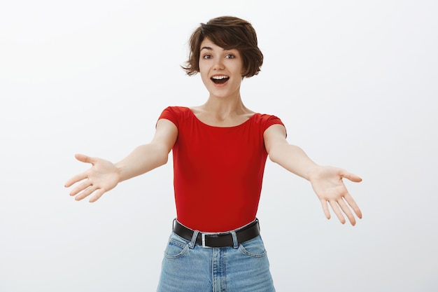 Ragazza di capelli corti in posa in maglietta rossa