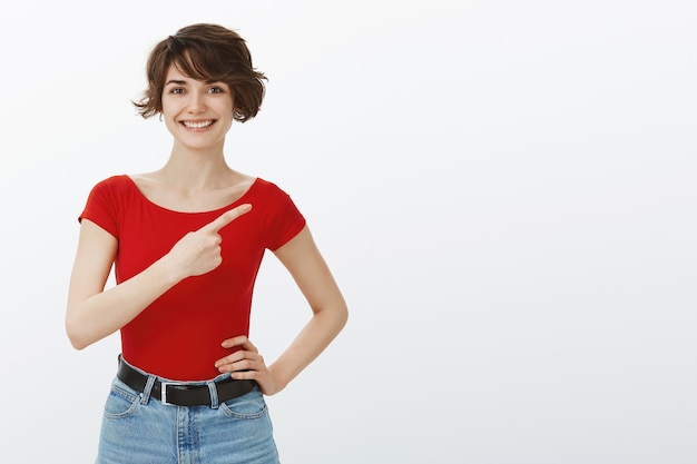 Foto gratuita ragazza di capelli corti in posa in maglietta rossa