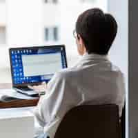 Free photo short haired business woman from behind shot