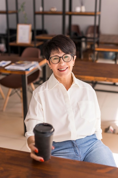 Free photo short haired business woman looking at the camera