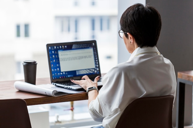 Free photo short haired business woman working on her computer