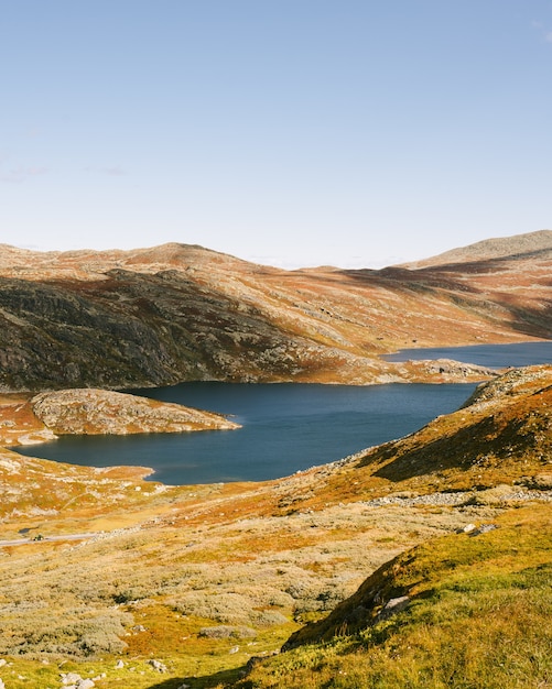 Colpo della montagna di bonsnos in hjartdal, fiume gausdalen con laghi, natura pittoresca della norvegia