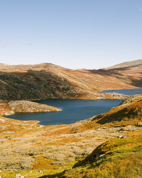 Hjartdal、湖のあるGausdalen川、ノルウェーの美しい自然のBonsnos山のショット