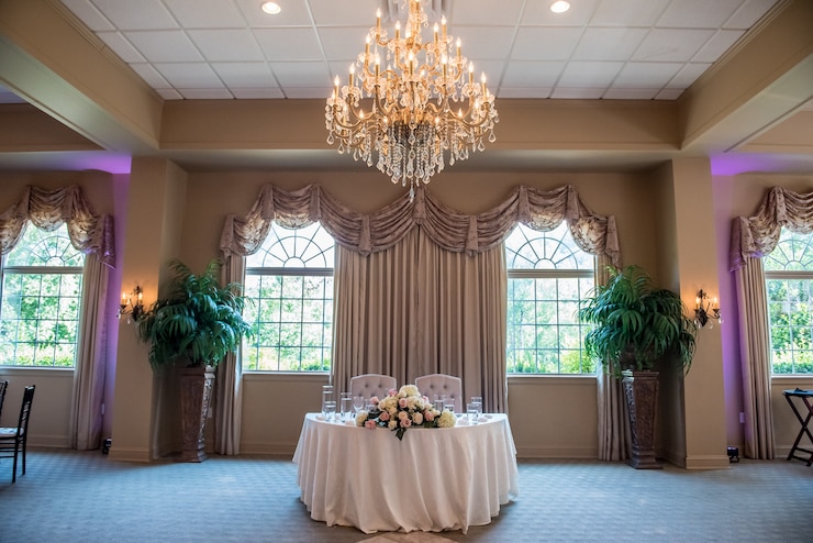 Free Photo shot of the bride's and groom's table at the wedding reception