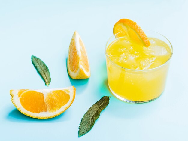 冷たいオレンジ色の飲み物のショット