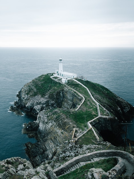 ウェールズ、アングルジー島、RSPBサウススタッククリフの崖の上の灯台のショット