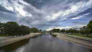 Foto gratuita inquadratura del fiume mooloolaba nella periferia australiana