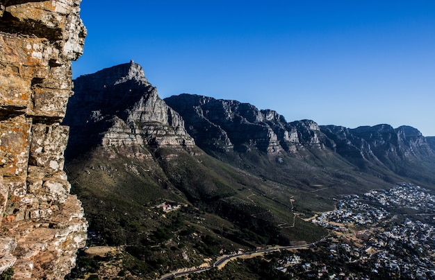 南アフリカのテーブルマウンテン国立公園の山々と都市のショット