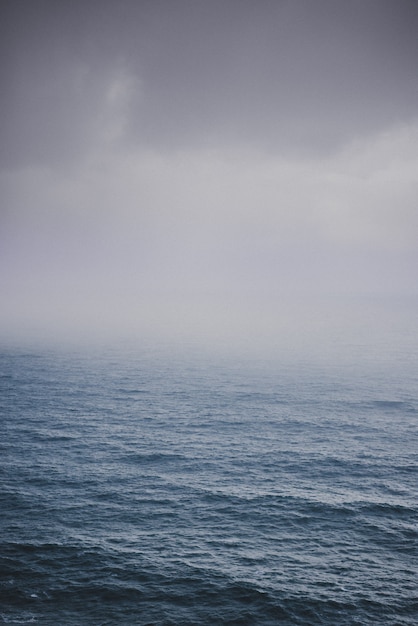 霧の日に海のショット